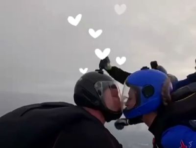 «Все прошло как надо!»: в Коломне парашютист сделал предложение возлюбленной во время свободного падения