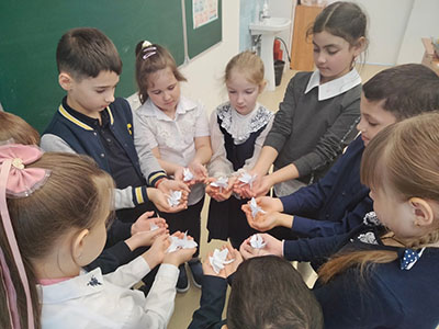 Школы Коломны присоединились к акции «Цветок надежды»